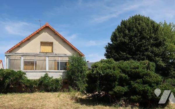 PROX CENTRE-VILLE, MAISON DE 1959 à rénover, + 100m2 hab., comprenant :
. entrée, cuisine (11m...