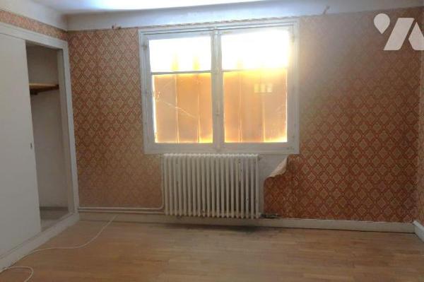 PROX CENTRE-VILLE, MAISON DE 1959 à rénover, + 100m2 hab., comprenant :
. entrée, cuisine (11m...