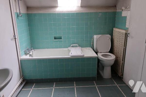 PROX CENTRE-VILLE, MAISON DE 1959 à rénover, + 100m2 hab., comprenant :
. entrée, cuisine (11m...