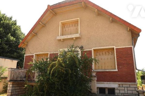 PROX CENTRE-VILLE, MAISON DE 1959 à rénover, + 100m2 hab., comprenant :
. entrée, cuisine (11m...