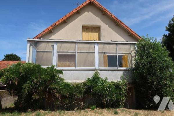 PROX CENTRE-VILLE, MAISON DE 1959 à rénover, + 100m2 hab., comprenant :
. entrée, cuisine (11m...