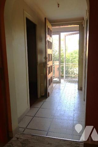 PROX CENTRE-VILLE, MAISON DE 1959 à rénover, + 100m2 hab., comprenant :
. entrée, cuisine (11m...