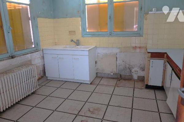 PROX CENTRE-VILLE, MAISON DE 1959 à rénover, + 100m2 hab., comprenant :
. entrée, cuisine (11m...