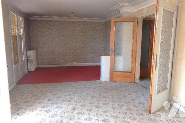 PROX CENTRE-VILLE, MAISON DE 1959 à rénover, + 100m2 hab., comprenant :
. entrée, cuisine (11m...