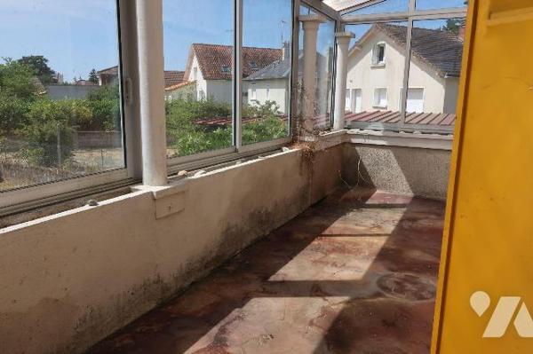 PROX CENTRE-VILLE, MAISON DE 1959 à rénover, + 100m2 hab., comprenant :
. entrée, cuisine (11m...