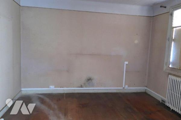 PROX CENTRE-VILLE, MAISON DE 1959 à rénover, + 100m2 hab., comprenant :
. entrée, cuisine (11m...