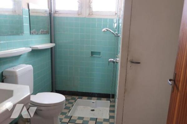 PROX CENTRE-VILLE, MAISON DE 1959 à rénover, + 100m2 hab., comprenant :
. entrée, cuisine (11m...