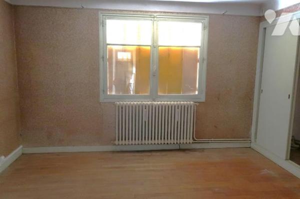 PROX CENTRE-VILLE, MAISON DE 1959 à rénover, + 100m2 hab., comprenant :
. entrée, cuisine (11m...