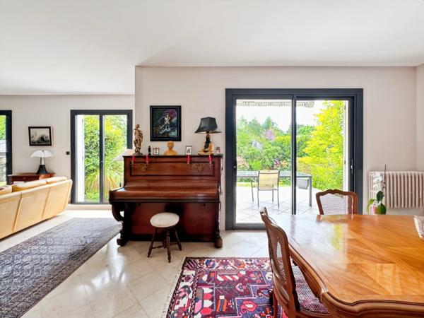 COUP DE COEUR / Parc de la Haye : Maison familiale de 180 m2 édifiée sur sous-sol de 100 m2 avec jardin et garage double