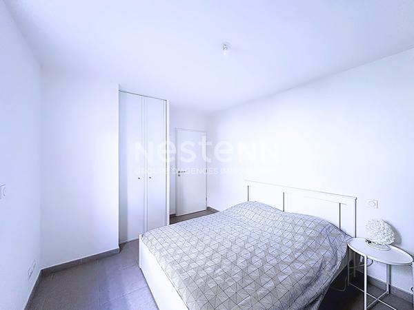 Appartement T2 moderne de 48 m² avec terrasse et vue dégagée sur le Massif de La Clape, place de parking & ascenseur, Quartier prisé et verdoyant 11100 Narbonne