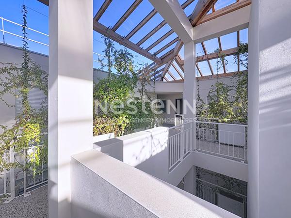 Appartement T2 moderne de 48 m² avec terrasse et vue dégagée sur le Massif de La Clape, place de parking & ascenseur, Quartier prisé et verdoyant 11100 Narbonne