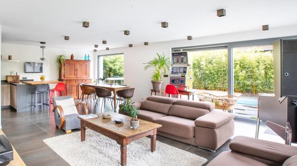 240 m² habitables sur 873 m² de terrain, au calme d’un chemin privé.