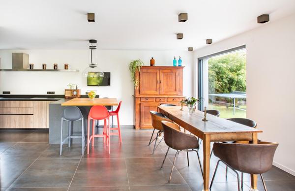 240 m² habitables sur 873 m² de terrain, au calme d’un chemin privé.