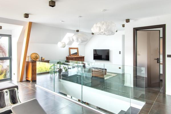 240 m² habitables sur 873 m² de terrain, au calme d’un chemin privé.