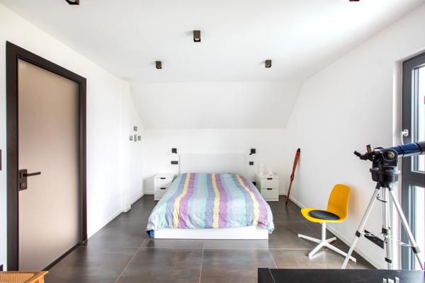 240 m² habitables sur 873 m² de terrain, au calme d’un chemin privé.