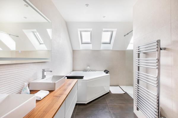 240 m² habitables sur 873 m² de terrain, au calme d’un chemin privé.