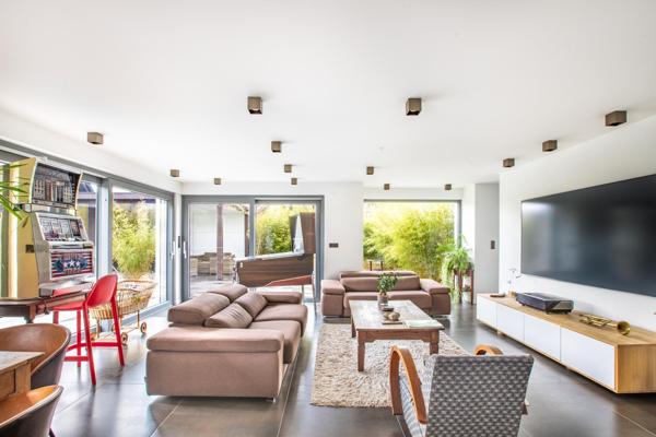 240 m² habitables sur 873 m² de terrain, au calme d’un chemin privé.