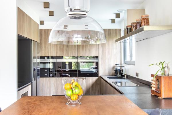 240 m² habitables sur 873 m² de terrain, au calme d’un chemin privé.