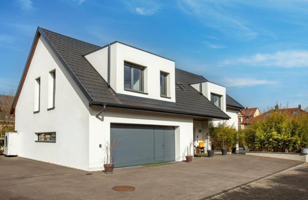 240 m² habitables sur 873 m² de terrain, au calme d’un chemin privé.