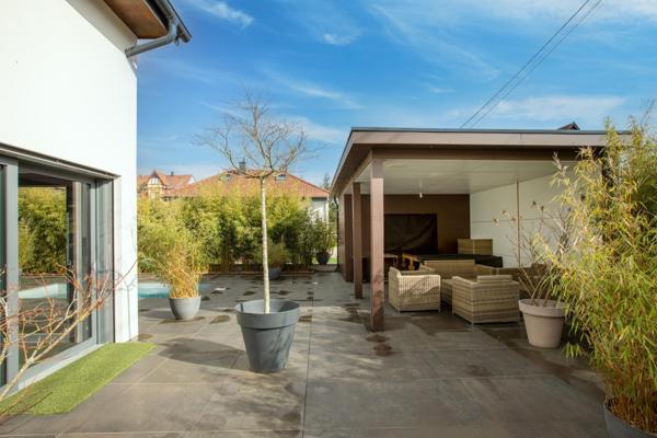 240 m² habitables sur 873 m² de terrain, au calme d’un chemin privé.