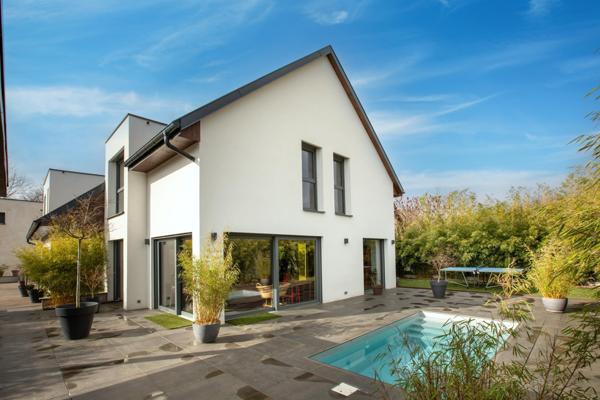 240 m² habitables sur 873 m² de terrain, au calme d’un chemin privé.