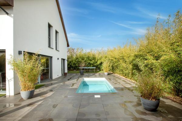 240 m² habitables sur 873 m² de terrain, au calme d’un chemin privé.