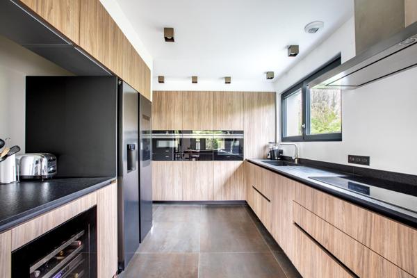 240 m² habitables sur 873 m² de terrain, au calme d’un chemin privé.