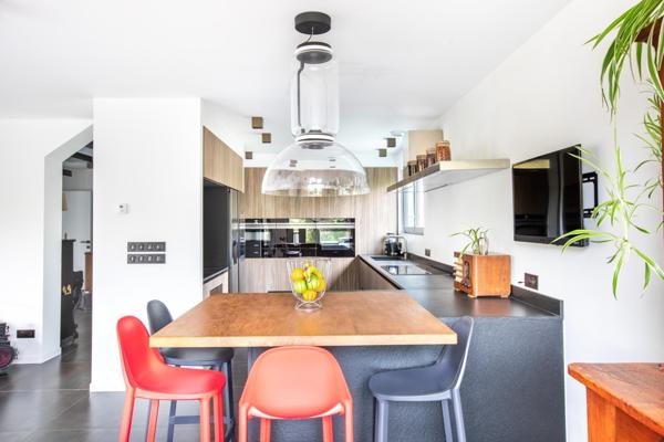 240 m² habitables sur 873 m² de terrain, au calme d’un chemin privé.