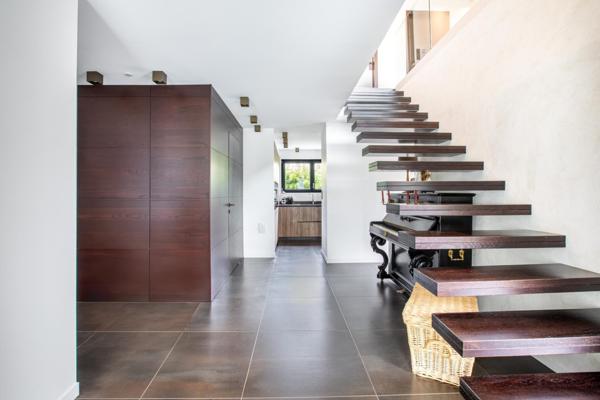 240 m² habitables sur 873 m² de terrain, au calme d’un chemin privé.