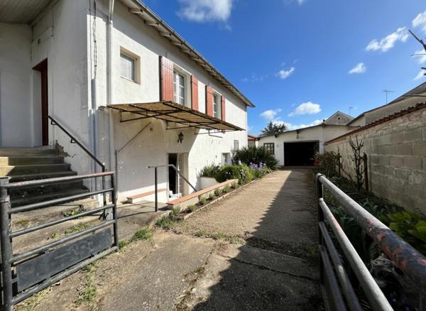 Maison atypique mitoyenne d'un côté, de 77 m2, 2 chambres, 180 m2 de terrain