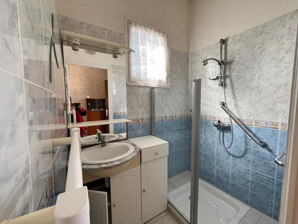 Maison atypique mitoyenne d'un côté, de 77 m2, 2 chambres, 180 m2 de terrain