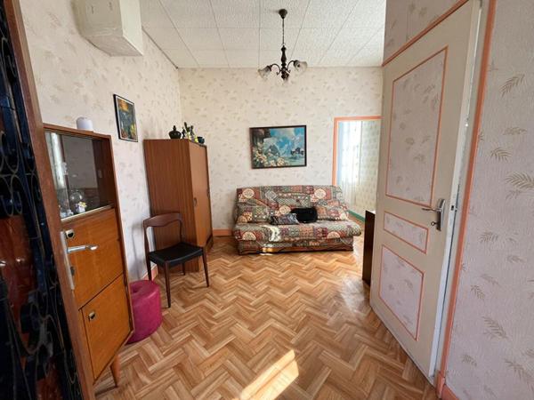 Maison atypique mitoyenne d'un côté, de 77 m2, 2 chambres, 180 m2 de terrain