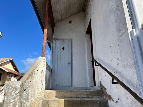 Maison atypique mitoyenne d'un côté, de 77 m2, 2 chambres, 180 m2 de terrain