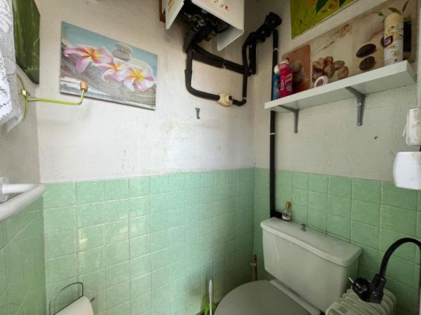 Maison atypique mitoyenne d'un côté, de 77 m2, 2 chambres, 180 m2 de terrain