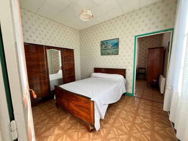 Maison atypique mitoyenne d'un côté, de 77 m2, 2 chambres, 180 m2 de terrain
