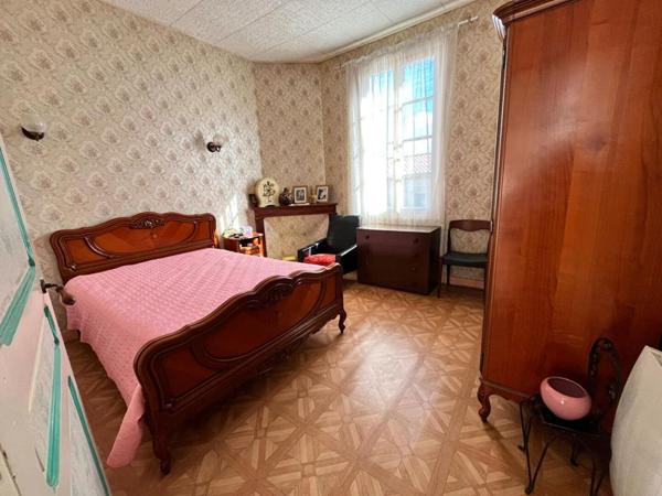 Maison atypique mitoyenne d'un côté, de 77 m2, 2 chambres, 180 m2 de terrain
