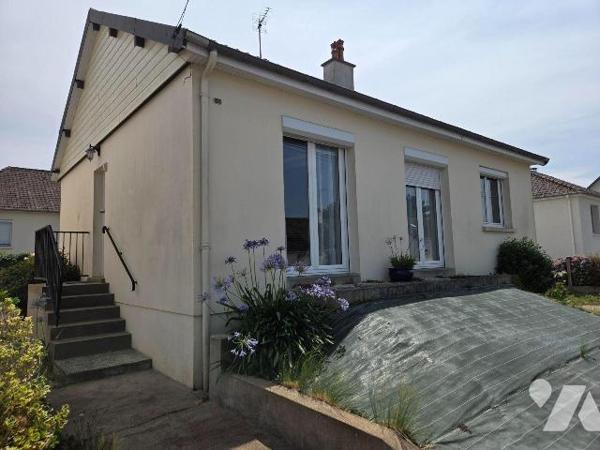 MAYENNE- Pavillon sur sous-sol de deux chambres avec terrain.

Maison d'habitation comprenant...