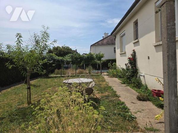 MAYENNE- Pavillon sur sous-sol de deux chambres avec terrain.

Maison d'habitation comprenant...
