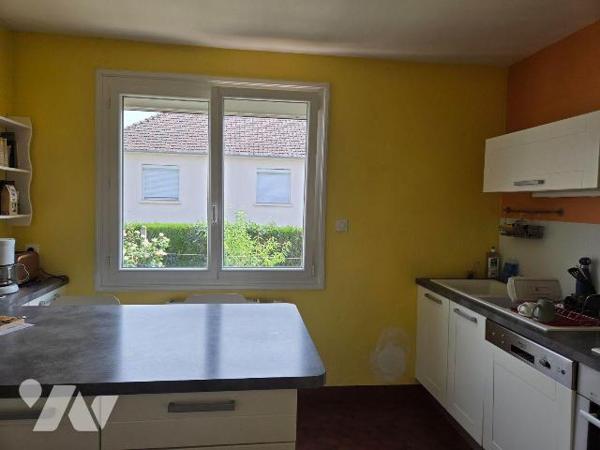 MAYENNE- Pavillon sur sous-sol de deux chambres avec terrain.

Maison d'habitation comprenant...