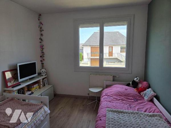 MAYENNE- Pavillon sur sous-sol de deux chambres avec terrain.

Maison d'habitation comprenant...