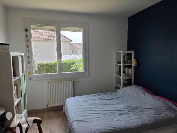 MAYENNE- Pavillon sur sous-sol de deux chambres avec terrain.

Maison d'habitation comprenant...