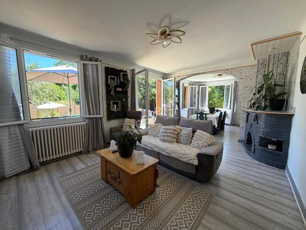 Propriété rénovée composée d'une habitation 5 chambres et d'un studio sur plus de 1 500 m² de terrain à Cousance