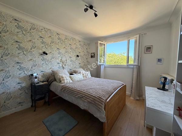 Propriété rénovée composée d'une habitation 5 chambres et d'un studio sur plus de 1 500 m² de terrain à Cousance