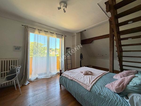 Propriété rénovée composée d'une habitation 5 chambres et d'un studio sur plus de 1 500 m² de terrain à Cousance