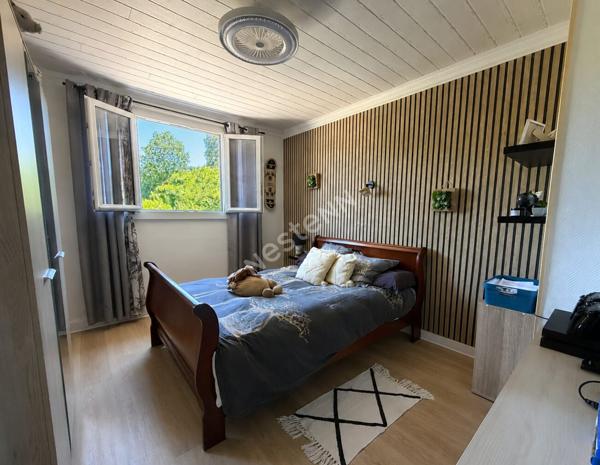 Propriété rénovée composée d'une habitation 5 chambres et d'un studio sur plus de 1 500 m² de terrain à Cousance