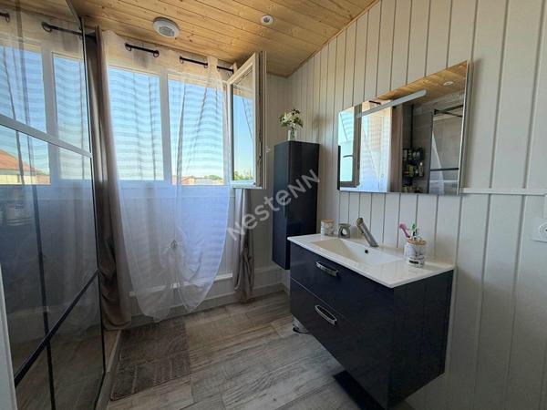Propriété rénovée composée d'une habitation 5 chambres et d'un studio sur plus de 1 500 m² de terrain à Cousance