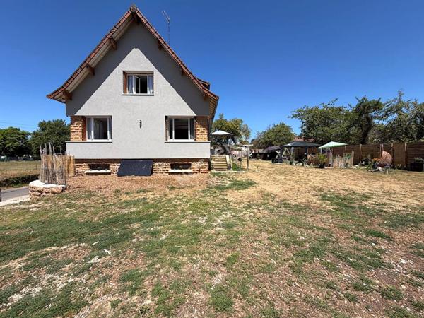 Propriété rénovée composée d'une habitation 5 chambres et d'un studio sur plus de 1 500 m² de terrain à Cousance