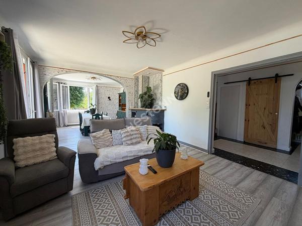 Propriété rénovée composée d'une habitation 5 chambres et d'un studio sur plus de 1 500 m² de terrain à Cousance