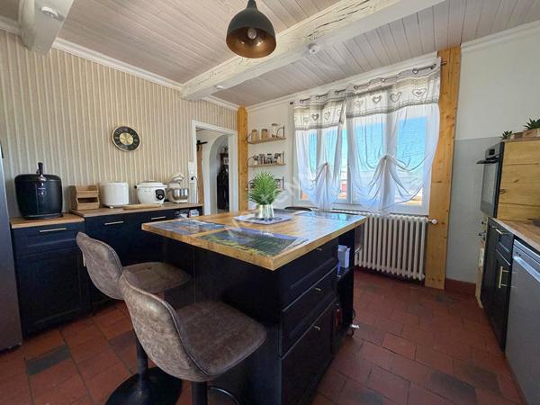 Propriété rénovée composée d'une habitation 5 chambres et d'un studio sur plus de 1 500 m² de terrain à Cousance