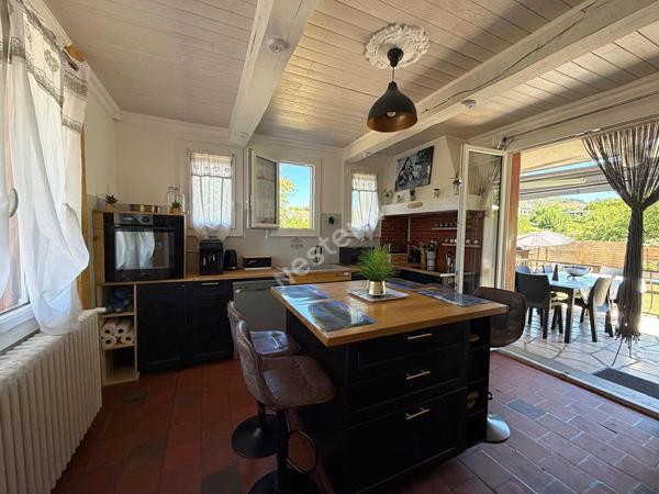 Propriété rénovée composée d'une habitation 5 chambres et d'un studio sur plus de 1 500 m² de terrain à Cousance